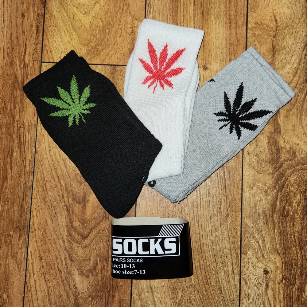 3/$18 weed leaf crew socks